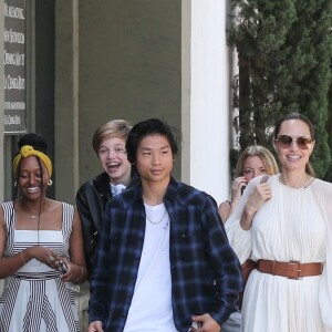 Angelina Jolie est allée déjeuner avec ses enfants Shiloh, Zahara et Pax Jolie-Pitt au restaurant Fig & Olive dans le quartier de West Hollywood à Los Angeles, le 2 septembre 2019.