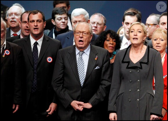 Louis Aliot et Jean-Marie Le Pen lors du discours d'investiture de Marine Le Pen à la tête du Front National, à Tours, en 2011.