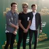 Emery Kelly, Ricky Garcia et Liam Attridge (Forever In Your Mind) à la première de Pete's Dragon au théâtre El Capitan à Hollywood, le 8 août 2016