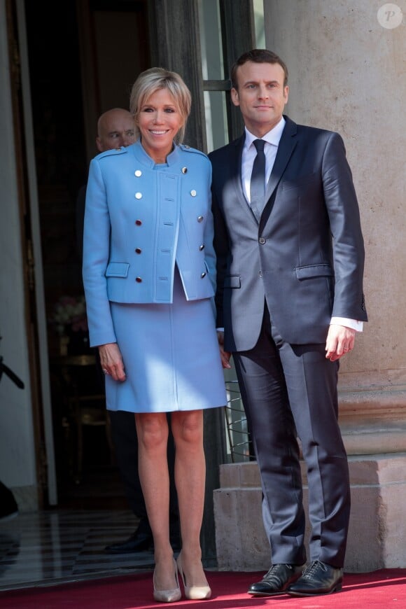 Emmanuel Macron (costume "Jonas & Cie") et sa femme Brigitte Macron (Trogneux) (robe bleue lavande, qui lui est prêtée par Louis Vuitton, conçue par N. Ghesquière) - Arrivées au palais de l'Elysée à Paris pour la cérémonie d'investiture d'Emmanuel Macron, nouveau président de la République, le 14 mai 2017. © Cyril Moreau/Bestimage