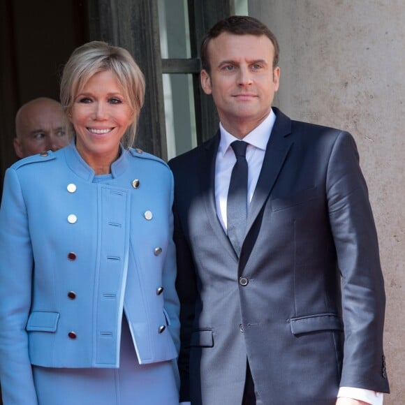 Emmanuel Macron (costume "Jonas & Cie") et sa femme Brigitte Macron (Trogneux) (robe bleue lavande, qui lui est prêtée par Louis Vuitton, conçue par N. Ghesquière) - Arrivées au palais de l'Elysée à Paris pour la cérémonie d'investiture d'Emmanuel Macron, nouveau président de la République, le 14 mai 2017. © Cyril Moreau/Bestimage