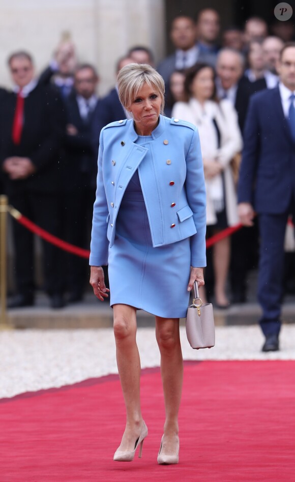 Brigitte Macron (Trogneux) (robe bleue lavande, qui lui est prêtée par Louis Vuitton, conçue par N. Ghesquière) - La famille de Emmanuel Macron arrive au palais de l'Elysée à Paris le 14 mai 2017 pour la cérémonie d'investiture du nouveau président. © Cyril Moreau / Bestimage