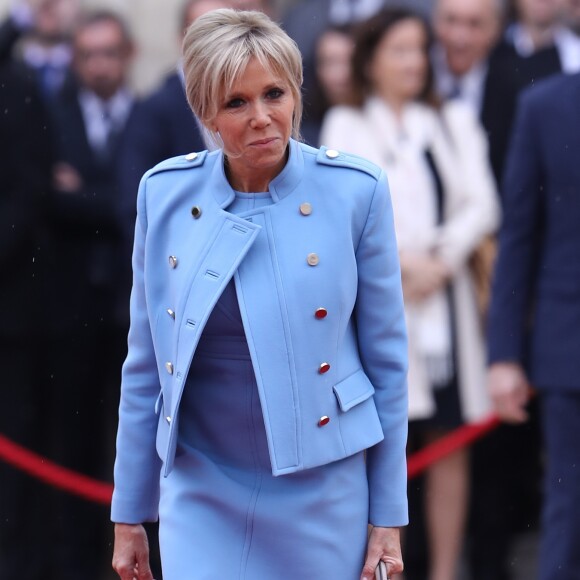 Brigitte Macron (Trogneux) (robe bleue lavande, qui lui est prêtée par Louis Vuitton, conçue par N. Ghesquière) - La famille de Emmanuel Macron arrive au palais de l'Elysée à Paris le 14 mai 2017 pour la cérémonie d'investiture du nouveau président. © Cyril Moreau / Bestimage