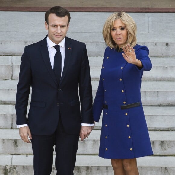 Le président Emmanuel Macron et sa femme la première dame Brigitte Macron - Le président de la République française et la première dame raccompagnent le président de la République populaire de Chine et sa femme à l'issue de la visite d'Etat de 2 jours qui s'achève par un entretien au palais de l'Elysée à Paris le 26 mars 2019. © Eliot Blondet / Pool / Bestimage