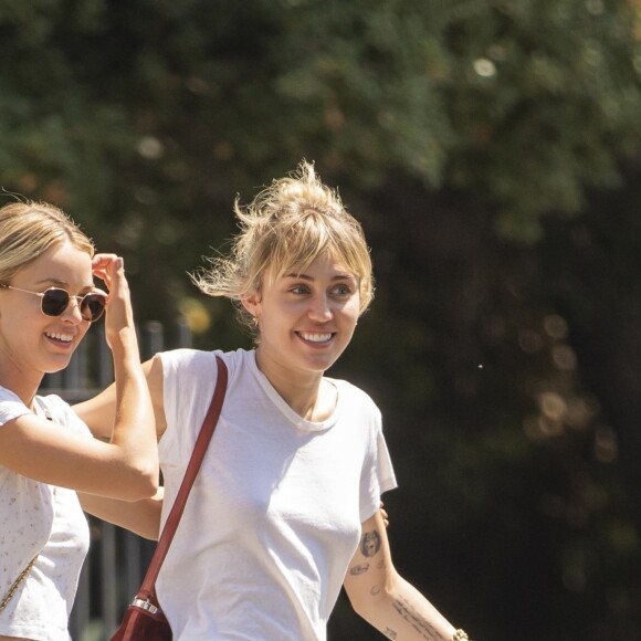 Miley Cyrus est allée déjeuner avec sa mère Tish et sa compagne Kaitlynn Carter à Los Angeles, le 1er septembre 2019