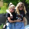 Miley Cyrus, qui porte un tee-shirt Metallica, et sa compagne Kaitlynn Carter se promènent, enlacées, dans les rues de Los Angeles. Le 14 septembre 2019