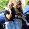 Miley Cyrus, qui porte un tee-shirt Metallica, et sa compagne Kaitlynn Carter se promènent, enlacées, dans les rues de Los Angeles. Le 14 septembre 2019