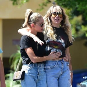 Miley Cyrus, qui porte un tee-shirt Metallica, et sa compagne Kaitlyn Carter se promènent, enlacées, dans les rues de Los Angeles. Le 14 septembre 2019