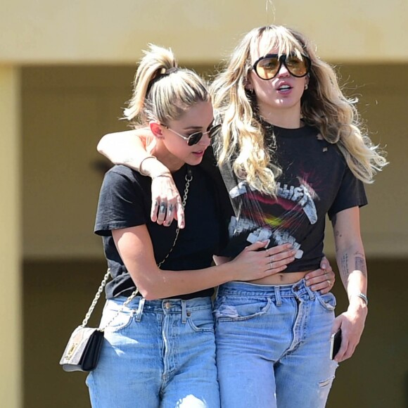 Miley Cyrus, qui porte un tee-shirt Metallica, et sa compagne Kaitlyn Carter se promènent, enlacées, dans les rues de Los Angeles. Le 14 septembre 2019