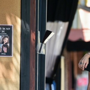 Miley Cyrus, qui porte un tee-shirt Metallica, et sa compagne Kaitlyn Carter se promènent, enlacées, dans les rues de Los Angeles. Le 14 septembre 2019