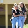 Miley Cyrus, qui porte un tee-shirt Metallica, et sa compagne Kaitlyn Carter se promènent, enlacées, dans les rues de Los Angeles. Le 14 septembre 2019