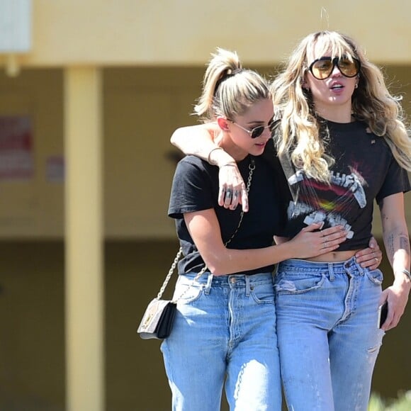 Miley Cyrus, qui porte un tee-shirt Metallica, et sa compagne Kaitlyn Carter se promènent, enlacées, dans les rues de Los Angeles. Le 14 septembre 2019