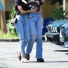 Miley Cyrus, qui porte un tee-shirt Metallica, et sa compagne Kaitlyn Carter se promènent, enlacées, dans les rues de Los Angeles. Le 14 septembre