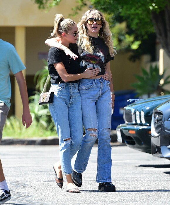 Miley Cyrus, qui porte un tee-shirt Metallica, et sa compagne Kaitlyn Carter se promènent, enlacées, dans les rues de Los Angeles. Le 14 septembre