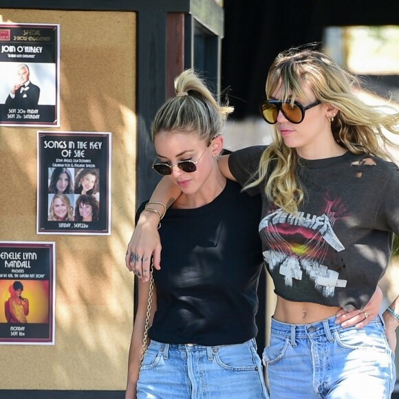 Miley Cyrus, qui porte un tee-shirt Metallica, et sa compagne Kaitlyn Carter se promènent, enlacées, dans les rues de Los Angeles. Le 14 septembre 2019