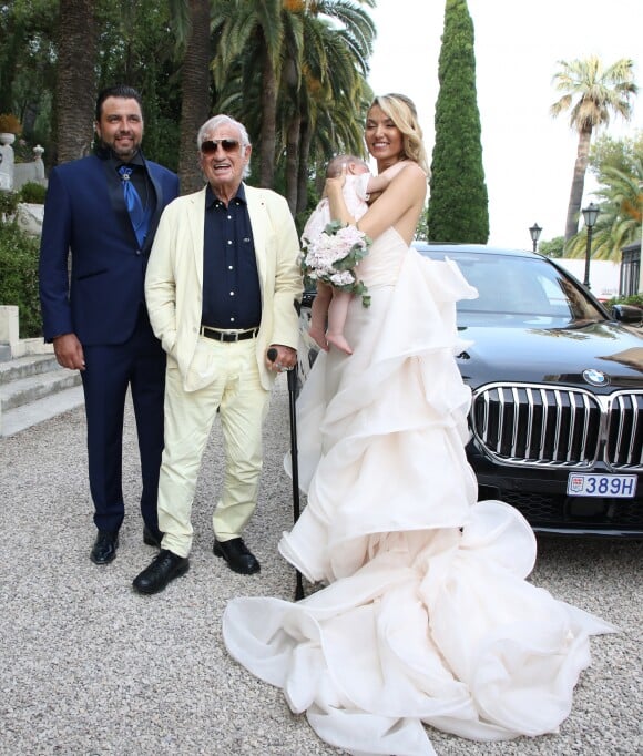 Exclusif - Sebastien Frey avec sa femme Petra et leur fille, Jean-Paul Belmondo - Jean-Paul Belmondo était l'invité d'honneur du mariage ddu footballeur Sébastien Frey avec Petra au Château Saint Georges à Grasse le 29 juin 2019. Sébastien Frey était un footballeur français qui évoluait au poste de gardien de but. © Denis Guignebourg/Bestimage