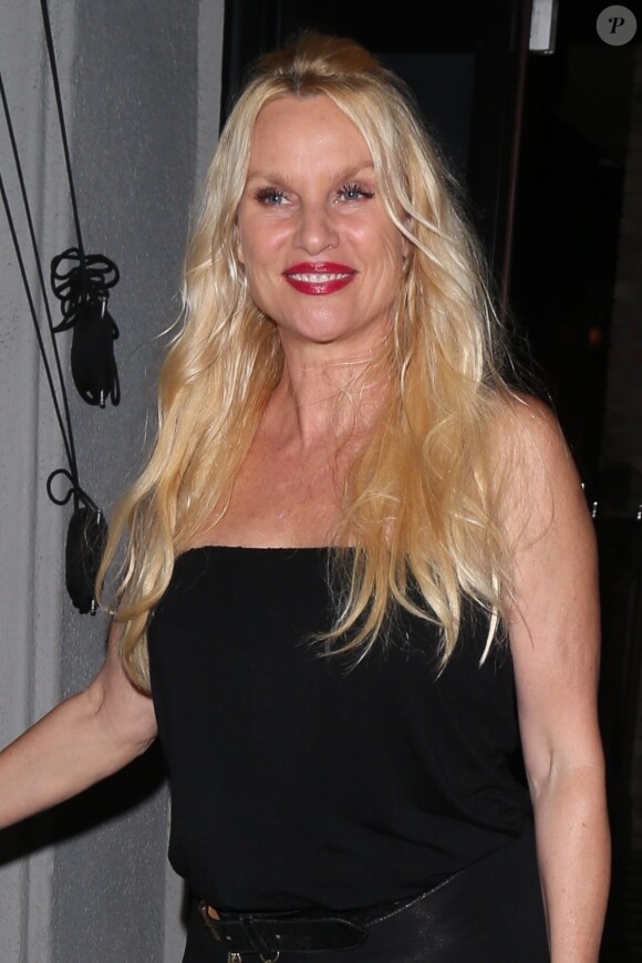 Jake Marcus et Nicollette Sheridan - Nicollette Sheridan quitte le restaurant "Craig's" avec son compagnon J. Marcus à Los Angeles, le 16 septembre 2019.