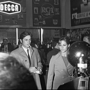 Alain Delon et sa femme Nathalie à Paris en 1965.