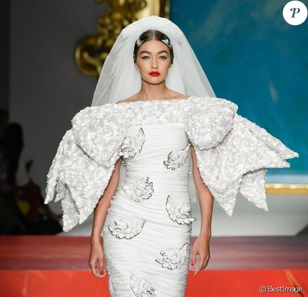 Gigi Hadid défile pour Moschino, collection prêt-à-porter printemps-été 2020 lors de la Fashion Week de Milan. Le 19 septembre 2019.