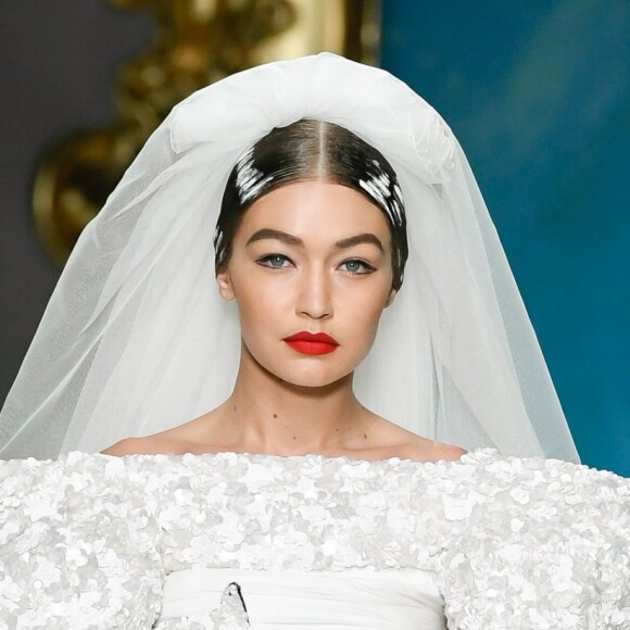 Gigi Hadid défile pour Moschino, collection prêt-à-porter printemps-été 2020 lors de la Fashion Week de Milan. Le 19 septembre 2019.