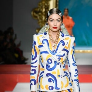 Gigi Hadid défile pour Moschino, collection prêt-à-porter printemps-été 2020 lors de la Fashion Week de Milan. Le 19 septembre 2019.