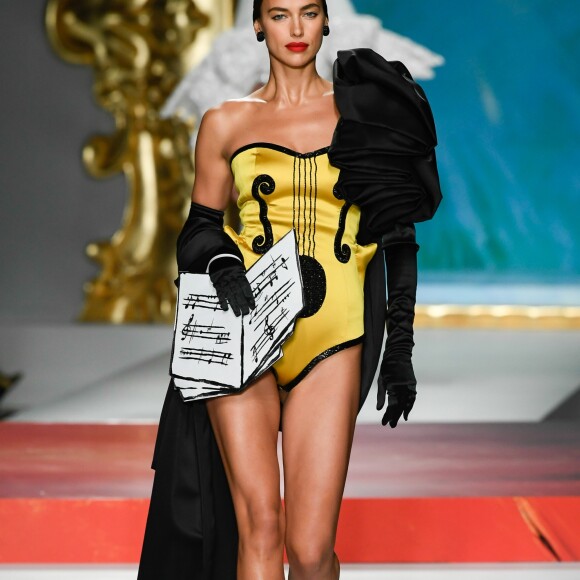 Irina Shayk défile pour Moschino, collection prêt-à-porter printemps-été 2020 lors de la Fashion Week de Milan. Le 19 septembre 2019.
