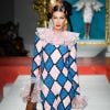 Bella Hadid défile pour Moschino, collection prêt-à-porter printemps-été 2020 lors de la Fashion Week de Milan. Le 19 septembre 2019.
