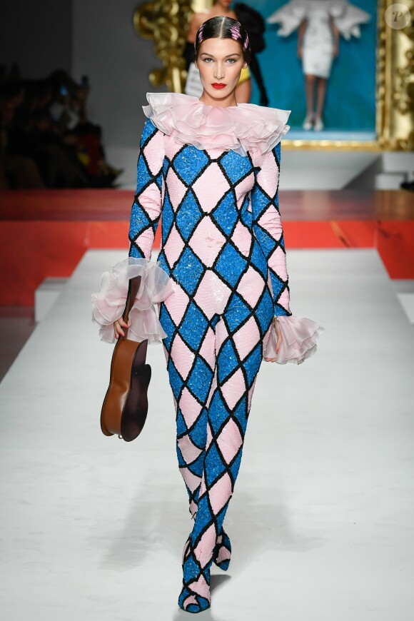 Bella Hadid défile pour Moschino, collection prêt-à-porter printemps-été 2020 lors de la Fashion Week de Milan. Le 19 septembre 2019.