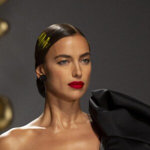 Irina Shayk défile pour Moschino, collection prêt-à-porter printemps-été 2020 lors de la Fashion Week de Milan. Le 19 septembre 2019.