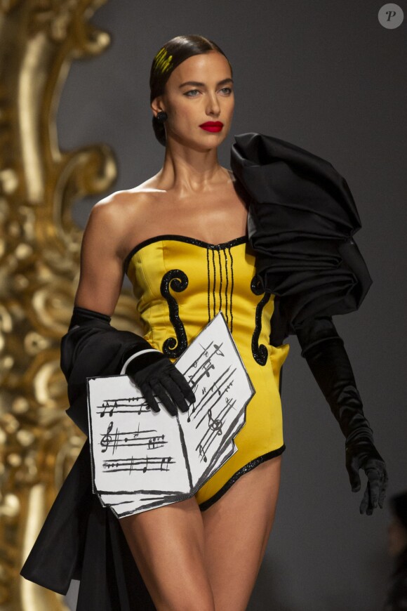 Irina Shayk défile pour Moschino, collection prêt-à-porter printemps-été 2020 lors de la Fashion Week de Milan. Le 19 septembre 2019.