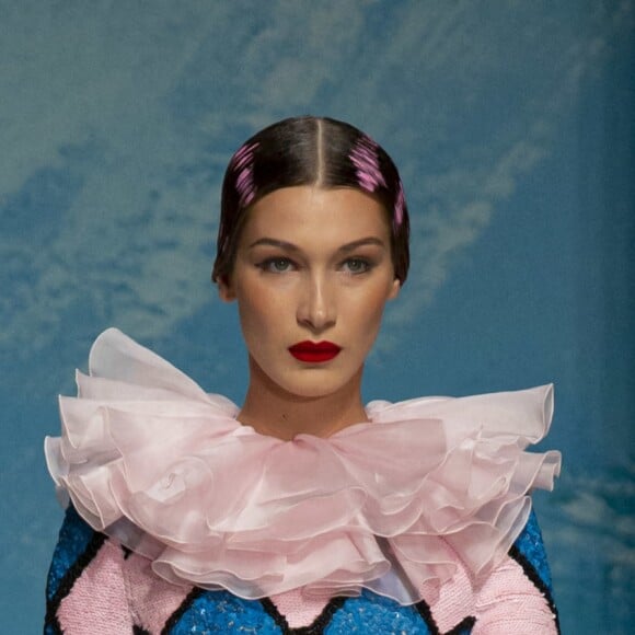 Bella Hadid défile pour Moschino, collection prêt-à-porter printemps-été 2020 lors de la Fashion Week de Milan. Le 19 septembre 2019.