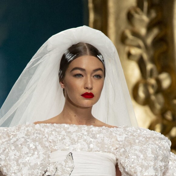 Gigi Hadid défile pour Moschino, collection prêt-à-porter printemps-été 2020 lors de la Fashion Week de Milan. Le 19 septembre 2019.