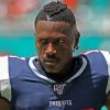 Antonio Brown, qui avait signé avec les New England Patriots le 9 septembre 2019, a été libéré de son contrat onze jours plus tard suite à des accusations de viol et d'agression sexuelle.