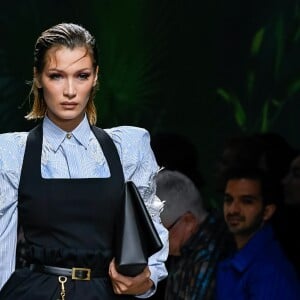 Bella Hadid - Défilé Versace Collection Prêt-à-Porter Printemps/Eté 2020 lors de la Fashion Week de Milan, le 20 septembre 2019.