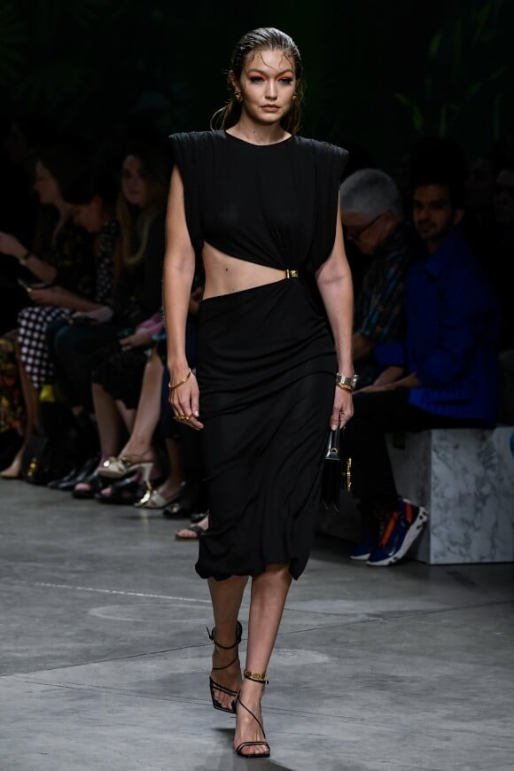 Gigi Hadid - Défilé Versace Collection Prêt-à-Porter Printemps/Eté 2020 lors de la Fashion Week de Milan, le 20 septembre 2019.