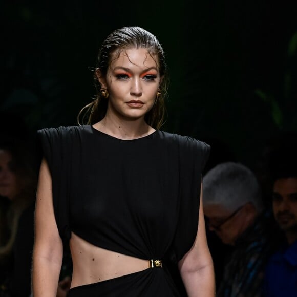 Gigi Hadid - Défilé Versace Collection Prêt-à-Porter Printemps/Eté 2020 lors de la Fashion Week de Milan, le 20 septembre 2019.