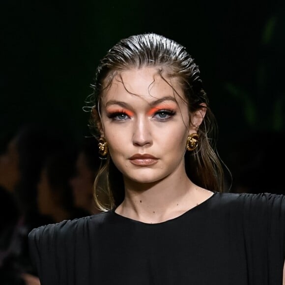 Gigi Hadid - Défilé Versace Collection Prêt-à-Porter Printemps/Eté 2020 lors de la Fashion Week de Milan, le 20 septembre 2019.