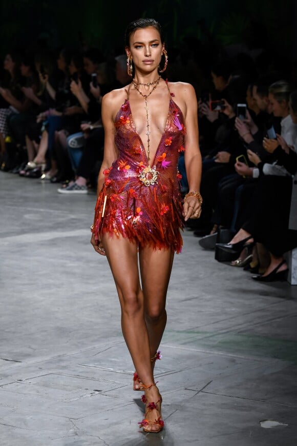 Irina Shayk - Défilé Versace Collection Prêt-à-Porter Printemps/Eté 2020 lors de la Fashion Week de Milan, le 20 septembre 2019.