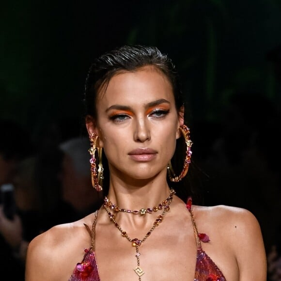 Irina Shayk - Défilé Versace Collection Prêt-à-Porter Printemps/Eté 2020 lors de la Fashion Week de Milan, le 20 septembre 2019.