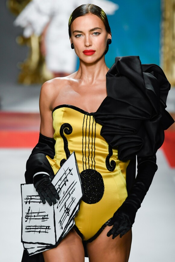 Irina Shayk - Défilé Moschino "Collection Prêt-à-Porter Printemps/Eté 2020" lors de la Fashion Week de Milan (MLFW), le 19 septembre 2019