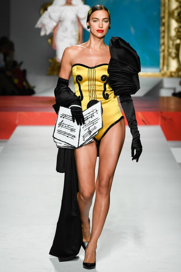 Irina Shayk - Défilé Moschino "Collection Prêt-à-Porter Printemps/Eté 2020" lors de la Fashion Week de Milan (MLFW), le 19 septembre 2019.