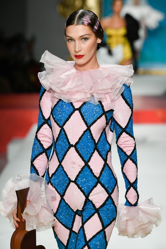Bella Hadid - Défilé Moschino "Collection Prêt-à-Porter Printemps/Eté 2020" lors de la Fashion Week de Milan (MLFW), le 19 septembre 2019.