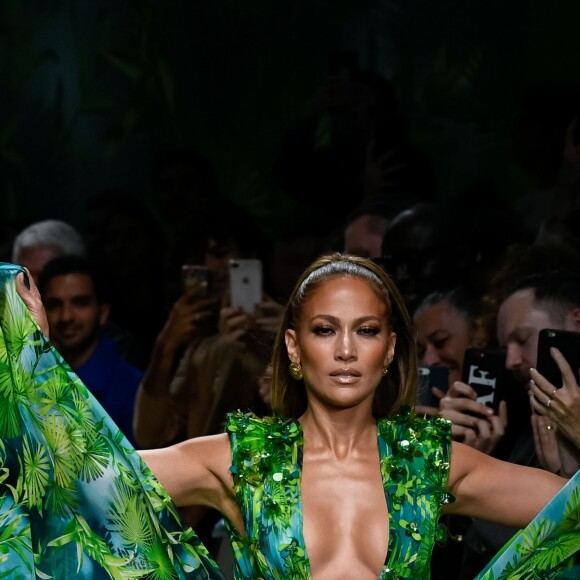 Jennifer Lopez (avec une robe qu'elle portait il y a 19 ans à la cérémonie des Grammy Awards) - Défilé Versace Collection Prêt-à-Porter Printemps/Eté 2020 lors de la Fashion Week de Milan, le 20 septembre 2019.