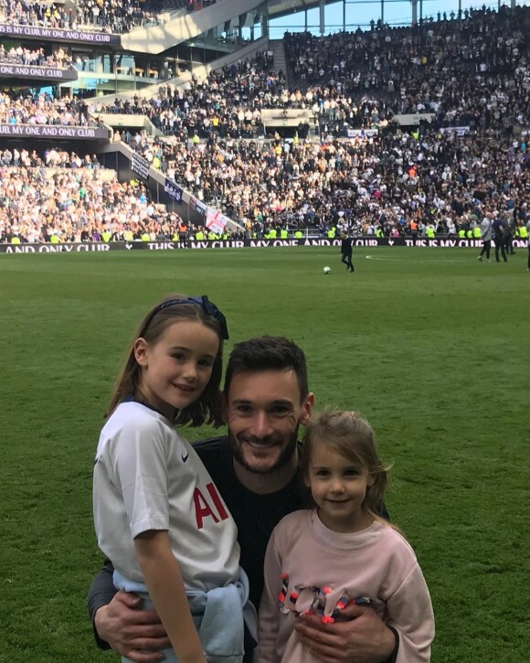 Hugo Lloris (ici avec ses filles Giuliana et Anna-Rose, photo Instagram du 12 mai 2019 lors du dernier match de la saison de Tottenham) et sa femme Marine ont accueilli le 20 septembre 2019 leur troisième enfant et leur premier garçon, Léandro.