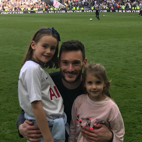 Hugo Lloris (ici avec ses filles Giuliana et Anna-Rose, photo Instagram du 12 mai 2019 lors du dernier match de la saison de Tottenham) et sa femme Marine ont accueilli le 20 septembre 2019 leur troisième enfant et leur premier garçon, Léandro.