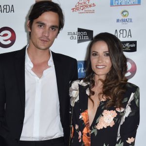 Alain-Fabien Delon et sa compagne Capucine Anav lors du photocall de la 2ème édition du festival "Paris Court Toujours" au Théâtre de l'Européen à Paris le 20 septembre 2019. © Giancarlo Gorassini / Bestimage