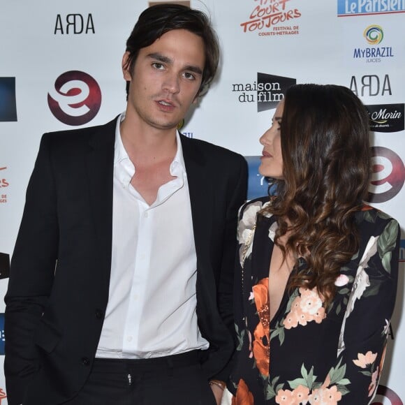 Alain-Fabien Delon et sa compagne Capucine Anav lors du photocall de la 2ème édition du festival "Paris Court Toujours" au Théâtre de l'Européen à Paris le 20 septembre 2019. © Giancarlo Gorassini / Bestimage