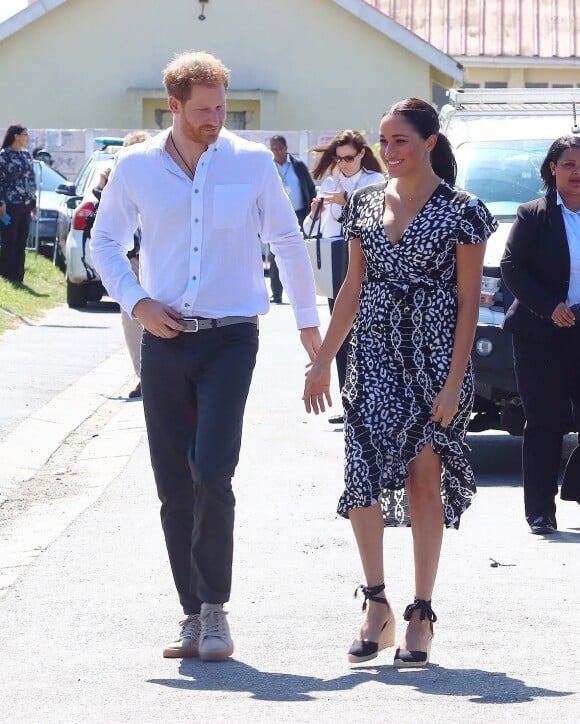 Le prince Harry et Meghan Markle, duchesse de Sussex, le 23 septembre 2019 au Cap en Afrique du Sud, lors de la première journée de leur visite officielle. Ils ont découvert dans le township Nyanga l'associatin Justice Desk, qui apprend aux enfants leurs droits et les aide à assurer leur sécurité. Elle propose des cours d'auto-defense et une formation à l'autonomie des femmes pour les jeunes filles de la communauté.