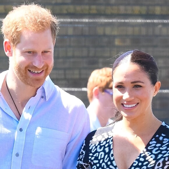 Le prince Harry et Meghan Markle, duchesse de Sussex, le 23 septembre 2019 au Cap en Afrique du Sud, lors de la première journée de leur visite officielle. Ils ont découvert dans le township Nyanga l'associatin Justice Desk, qui apprend aux enfants leurs droits et les aide à assurer leur sécurité. Elle propose des cours d'auto-defense et une formation à l'autonomie des femmes pour les jeunes filles de la communauté.