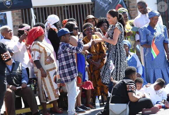 Le prince Harry et Meghan Markle, duchesse de Sussex, le 23 septembre 2019 au Cap en Afrique du Sud, lors de la première journée de leur visite officielle. Ils ont découvert dans le township Nyanga l'associatin Justice Desk, qui apprend aux enfants leurs droits et les aide à assurer leur sécurité. Elle propose des cours d'auto-defense et une formation à l'autonomie des femmes pour les jeunes filles de la communauté.